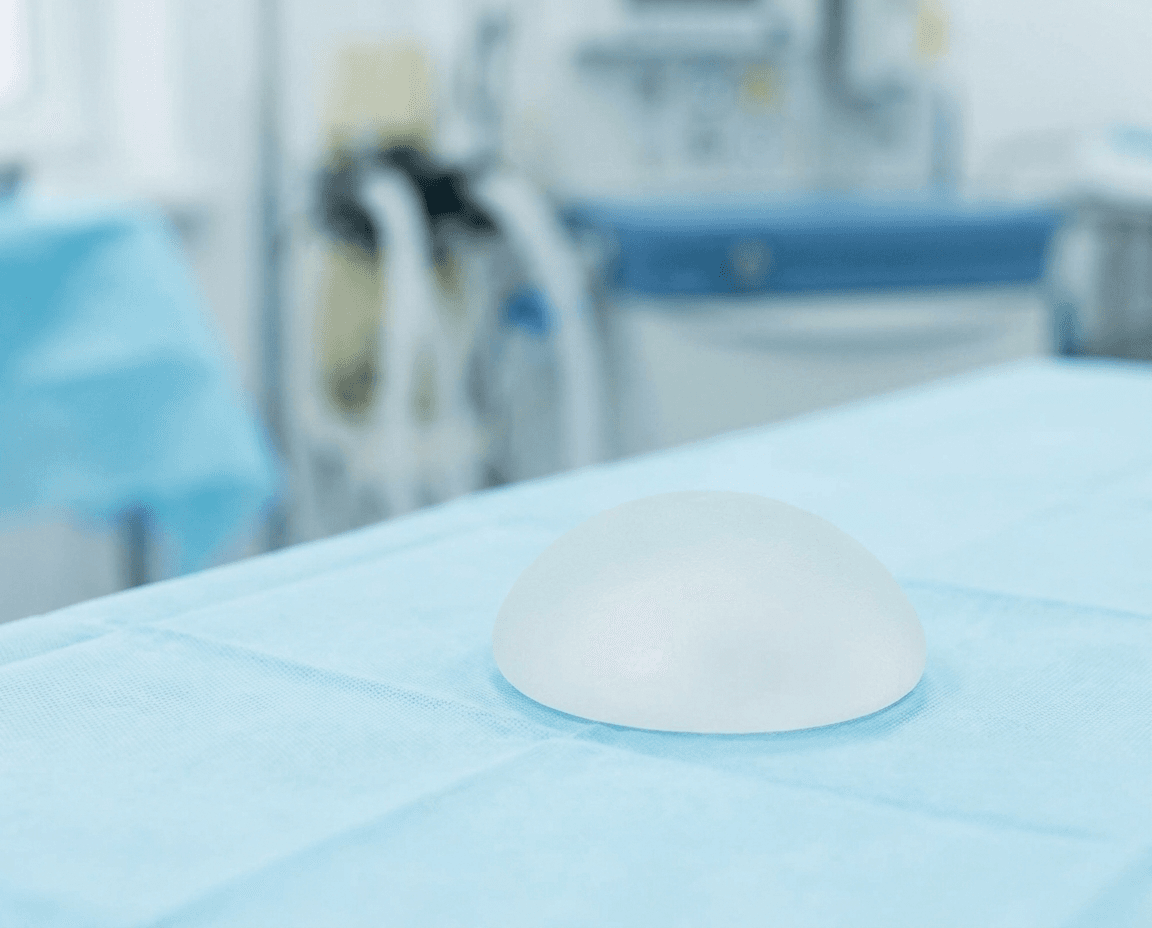 Implantat på operationsduk i klinisk miljö